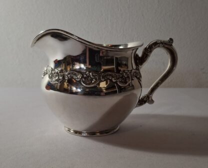 LOT 189 (32147) Est R1200 to R2000 – A 20th Century American Sterling Silver  1/2 pint Milk Jug