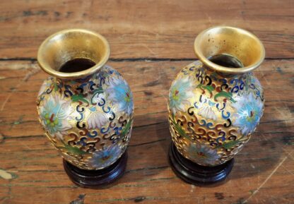 LOT 134 (32392) Est R500 to R1500 – A Pair of 20th Century Oriental Miniature Cloisonné Cabinet Vases - Image 2