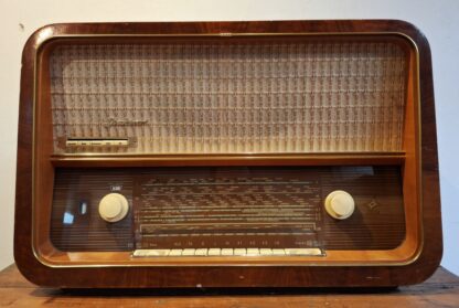 LOT 137 (323948) Est R500 to R1500 – A Mid 20th Century German Stradivari 3 Broadcast Receiver Table Model  Valve Radio circa 1959-1960