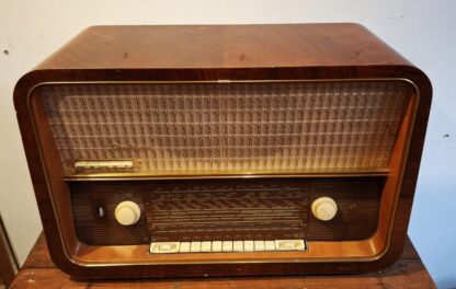 LOT 137 (323948) Est R500 to R1500 – A Mid 20th Century German Stradivari 3 Broadcast Receiver Table Model  Valve Radio circa 1959-1960 - Image 2