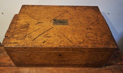 LOT 123 (10000) Est R1000 to R3000 – A Late Victorian Oakwood Canteen Box - Image 5