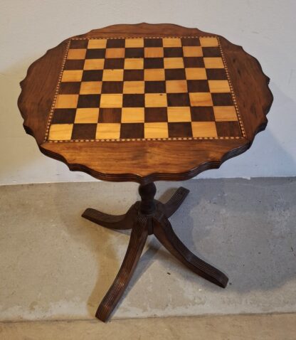 LOT 146 (32177) Est R500 to R1500 – A Vintage English Georgian-style Mahogany and Veneer Chess Table