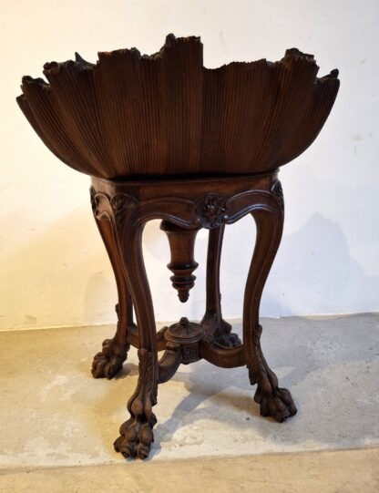 LOT 153 (324048) Est R1000 to R3000 – A Late 19th – Early 20th Century Italian Walnut Grotto Stool with swivel mechanism in the Rococo Taste - Image 4