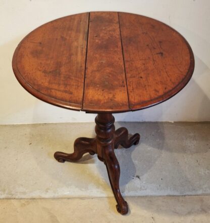 LOT 150 (30987) Est R500 to R1500 – A Victorian Walnut Drop side Lamp Table