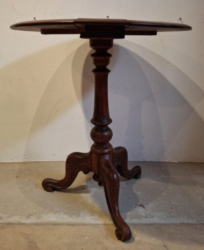 LOT 150 (30987) Est R500 to R1500 – A Victorian Walnut Drop side Lamp Table - Image 2