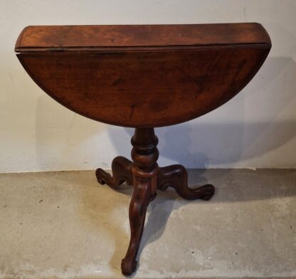 LOT 150 (30987) Est R500 to R1500 – A Victorian Walnut Drop side Lamp Table - Image 3