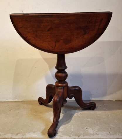 LOT 150 (30987) Est R500 to R1500 – A Victorian Walnut Drop side Lamp Table - Image 4