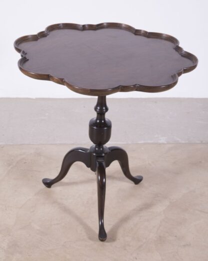 LOT 151 (30750) Est R500 to R1500 – A Classic English Georgian-style Pie-crust Tilt-Top Tea Table