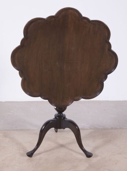 LOT 151 (30750) Est R500 to R1500 – A Classic English Georgian-style Pie-crust Tilt-Top Tea Table - Image 2