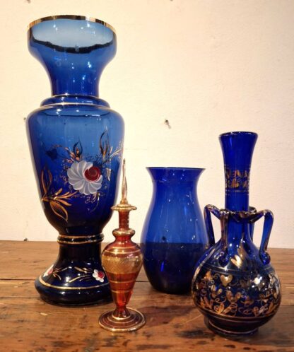 LOT 100 (32323) Est R500 to R1500 – A Large 20th Century Turkish Cobalt Blue Coloured Glass Flower Vase