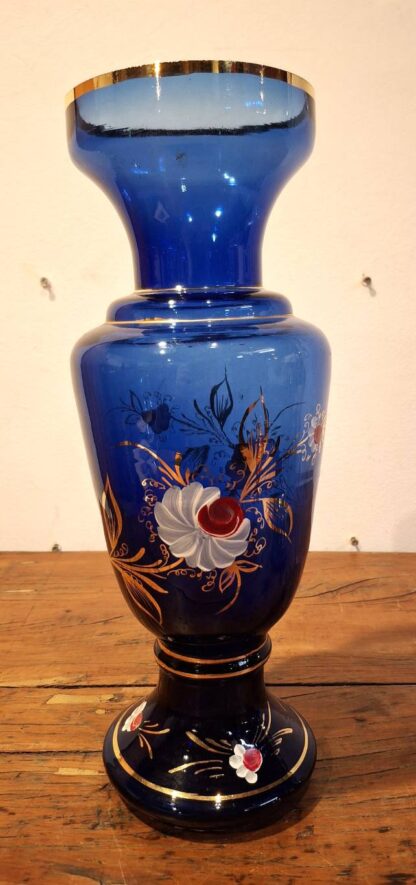 LOT 100 (32323) Est R500 to R1500 – A Large 20th Century Turkish Cobalt Blue Coloured Glass Flower Vase - Image 2