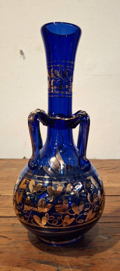 LOT 100 (32323) Est R500 to R1500 – A Large 20th Century Turkish Cobalt Blue Coloured Glass Flower Vase - Image 3