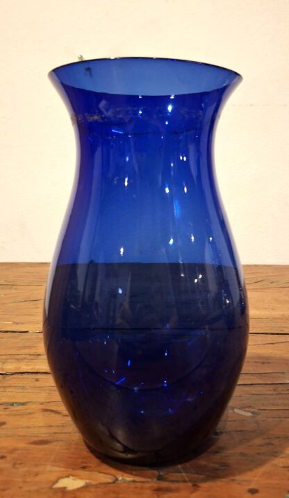 LOT 100 (32323) Est R500 to R1500 – A Large 20th Century Turkish Cobalt Blue Coloured Glass Flower Vase - Image 4