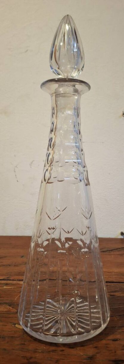 LOT 106 (31883) Est R300 to R600 – A Webb and Corbett Crystal Liqueur Decanter with Faceted Spire Stopper - Image 2