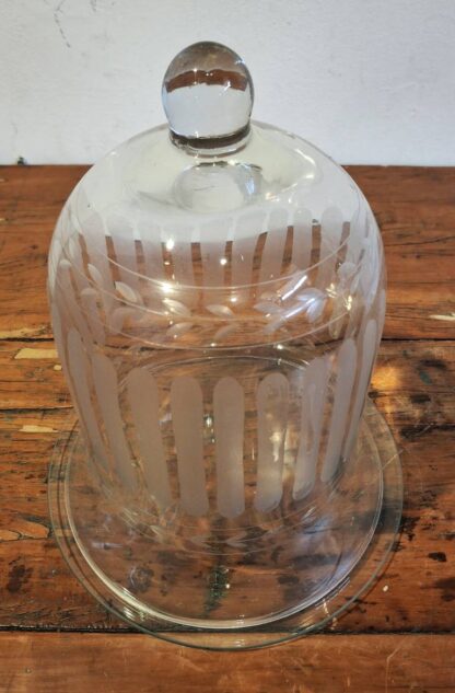 LOT 114 (32390) Est R500 to R1500 – A Continental Glass Cloche dôme de
la pâtisserie/pastry dome - Image 2