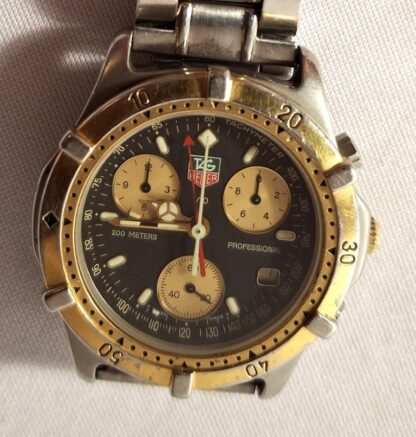 LOT 160 (3217412) Est R3000 to R6000 – A Swiss-made Tag Heuer Unisex Stainless Steel and Gold-plated 1/10 Chrono 200m Professional Date just Wristwatch, 2000 Series circa 1991 - Image 2