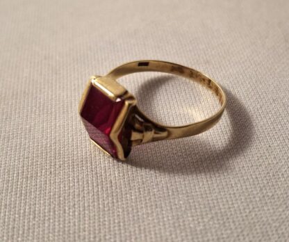 LOT 163 (32391) Est R500 to R1500 – A Vintage 14ct Yellow Gold Ring