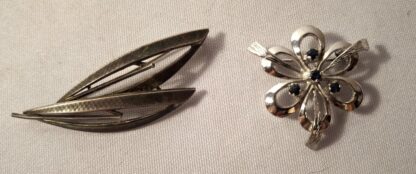 LOT 169 (32391) Est R100 to R300 – A Modernist Stylised Filigree Silver Leaf Brooch - Image 2