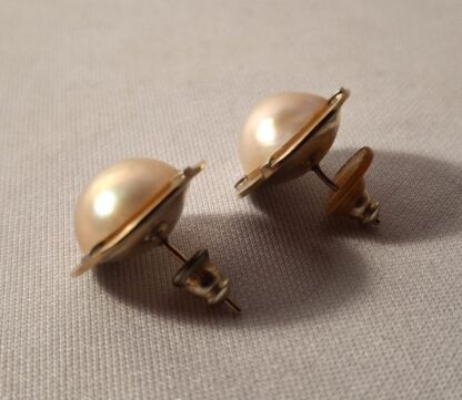 LOT 177 (32170) Est R2000 to R4000 – A Vintage 9ct Yellow Gold and White Gold Mabe pearl set Dress Earrings - Image 2