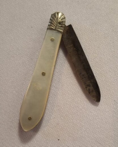 LOT 181 (10000) Est R500 to R1500 – A Late Victorian Ladies Silver and Mother-of-pearl Hafted Pen Knife