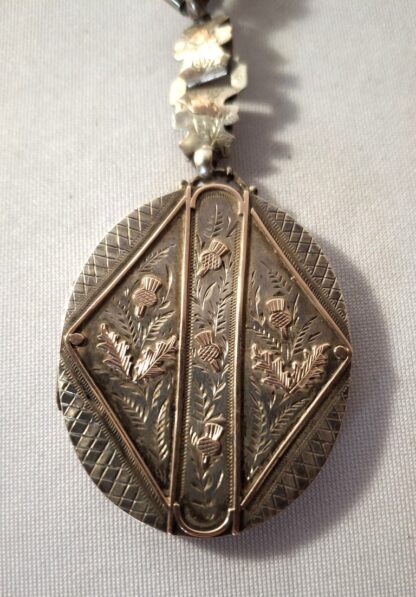 LOT 185 (32400) Est R1000 to R3000 – A Mid-Victorian Silver Ladies Oval Locket Pendant of Large Proportions - Image 3