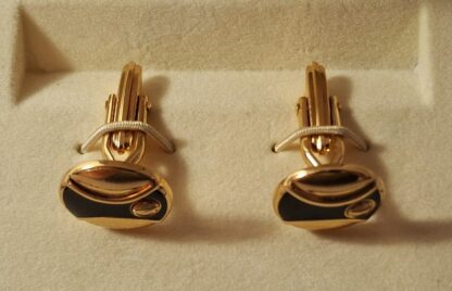 LOT 197 (32325) Est R400 to R800 – A Pair of Classic Gents Dunhill “d” Logo Gold-plated Dress Cufflinks - Image 2