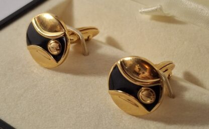 LOT 197 (32325) Est R400 to R800 – A Pair of Classic Gents Dunhill “d” Logo Gold-plated Dress Cufflinks - Image 3