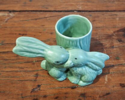 LOT 50 (32169160/3) Est R500 to R1500 – A Rare Post-war Novelty English Green Glazed Earthenware SylvaC Kissing Rabbits Toothpick Holder circa 1946-1950s - Image 2