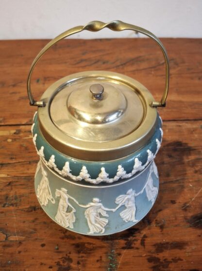 LOT 51 (32169160/1) Est R200 to R400 – A Late 19th – Early 20th Century Wiltshaw and Robinson Carlton Ware Tinted Faience Swing handle Biscuit Barrel with EPNS mounts and domed finialled cover - Image 2