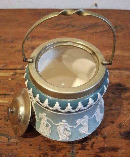 LOT 51 (32169160/1) Est R200 to R400 – A Late 19th – Early 20th Century Wiltshaw and Robinson Carlton Ware Tinted Faience Swing handle Biscuit Barrel with EPNS mounts and domed finialled cover - Image 3