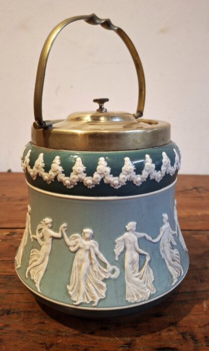 LOT 51 (32169160/1) Est R200 to R400 – A Late 19th – Early 20th Century Wiltshaw and Robinson Carlton Ware Tinted Faience Swing handle Biscuit Barrel with EPNS mounts and domed finialled cover - Image 4