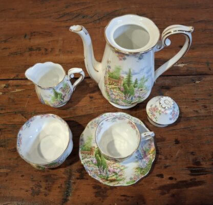 LOT 74 (32177) Est R500 to R1500 – An Early 20th Century 15-piece Royal Albert Bone China Kentish Rockery pattern Mocha Set circa 1930s - Image 3