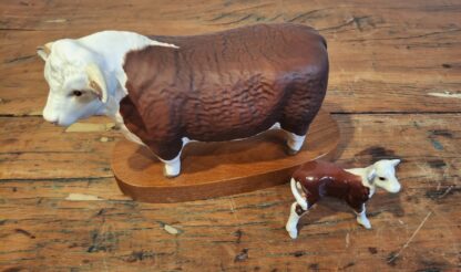 LOT 73 (32400) Est R500 to R1500 – A Scarce 20th Century English Beswick Animal Figurine, Hereford Bull on Stand - Image 2