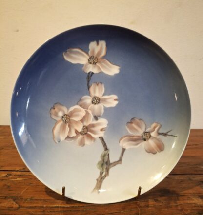 LOT 63 (324003/2) Est R500 to R1500 – A Mid-20th Century Danish Royal Copenhagen porcelain Collector’s Wall-plate, Blackberry/Dogwood Branch circa 1969 – 1973