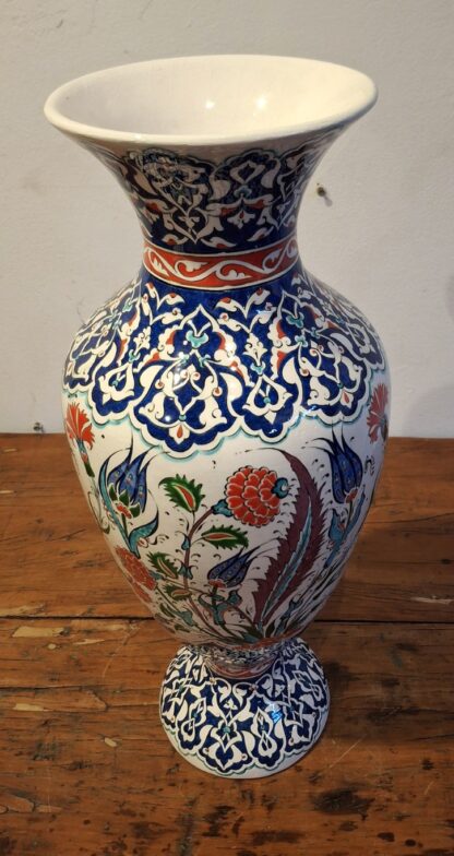 LOT 57 (32280) Est R1000 to R3000 – A Massif 20th Century Handmade Turkish Glazed Ceramic Flower Vase designed by Altin Gimi, Kutahya - Image 3