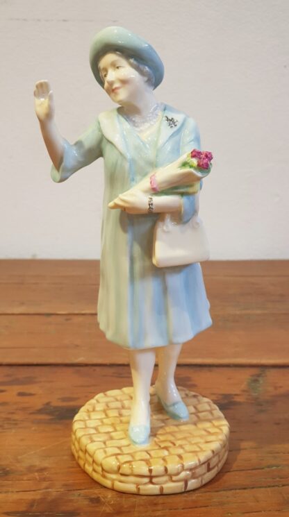 LOT 81 (31846) Est R1000 to R3000 – A Commemorative Royal Doulton porcelain Royalty Series Figurine, HM Queen Elizabeth The Queen Mother (Millenium issue)