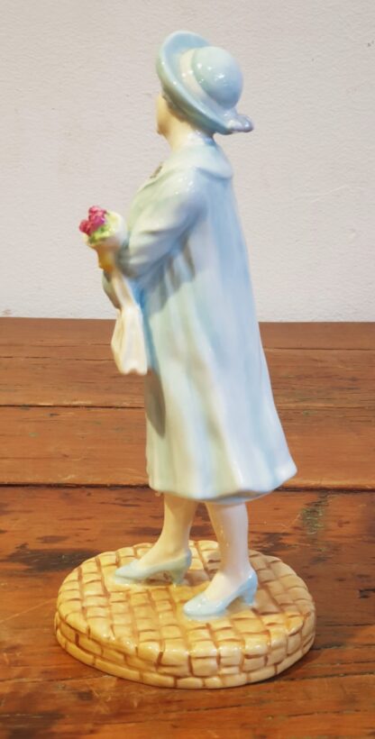 LOT 81 (31846) Est R1000 to R3000 – A Commemorative Royal Doulton porcelain Royalty Series Figurine, HM Queen Elizabeth The Queen Mother (Millenium issue) - Image 2