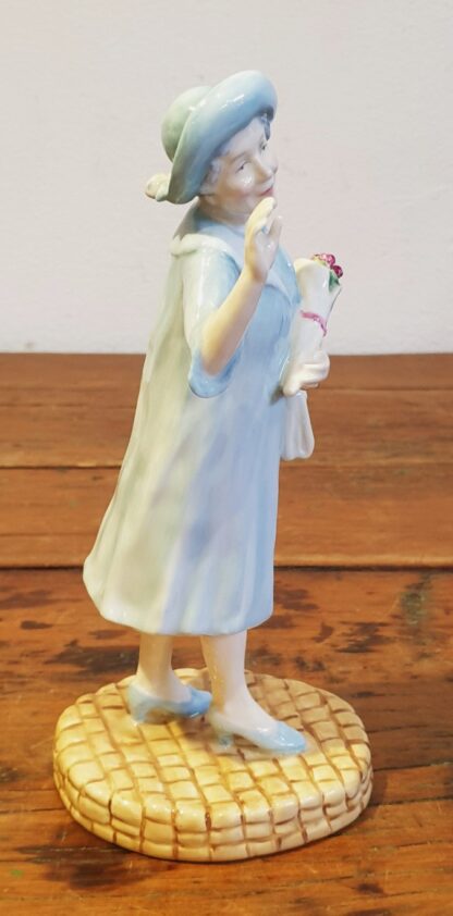 LOT 81 (31846) Est R1000 to R3000 – A Commemorative Royal Doulton porcelain Royalty Series Figurine, HM Queen Elizabeth The Queen Mother (Millenium issue) - Image 4