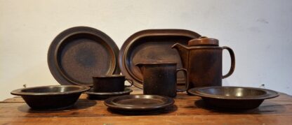 LOT 59 (32387) Est R1000 to R3000 – A Mid 20th Century Finnish Glazed Arabia Stoneware Ruska pattern Setting for 8 Extensive Mocha and Dinner Service (126pcs)