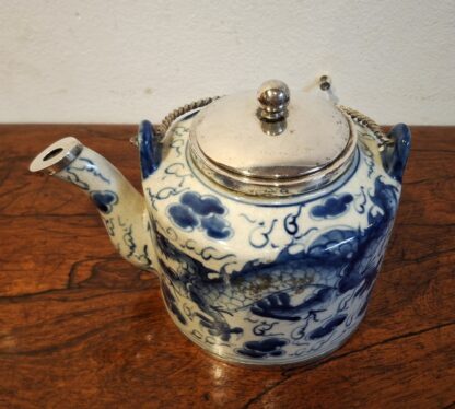 LOT 67 (3199114) Est R500 to R1500 – A 20th Century Oriental Blue and White Swing-handle Teapot with later Sterling silver mounts - Image 2