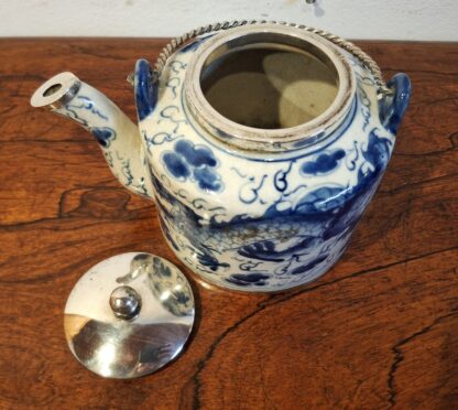 LOT 67 (3199114) Est R500 to R1500 – A 20th Century Oriental Blue and White Swing-handle Teapot with later Sterling silver mounts - Image 3