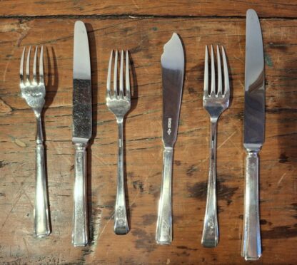 LOT 11 (32181152) Est R70000 to R100000 – A Handsome and Extensive Elizabeth II Silver Art-Deco-style Setting for 12 Canteen of Harley pattern Table Flatware and Cutlery (136pcs) - Image 2