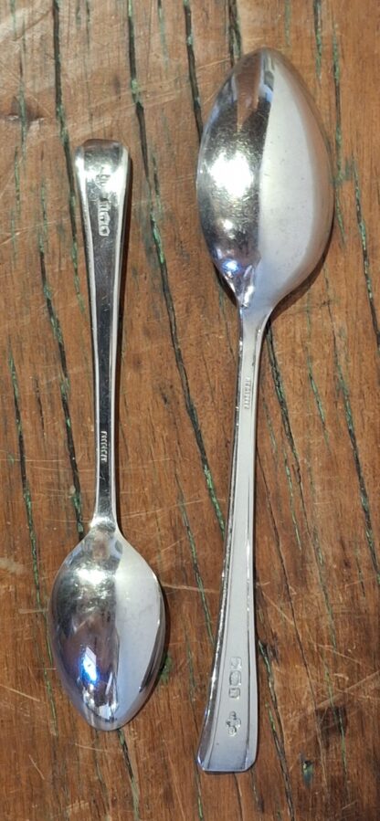 LOT 11 (32181152) Est R70000 to R100000 – A Handsome and Extensive Elizabeth II Silver Art-Deco-style Setting for 12 Canteen of Harley pattern Table Flatware and Cutlery (136pcs) - Image 6