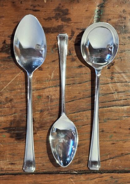 LOT 11 (32181152) Est R70000 to R100000 – A Handsome and Extensive Elizabeth II Silver Art-Deco-style Setting for 12 Canteen of Harley pattern Table Flatware and Cutlery (136pcs) - Image 7