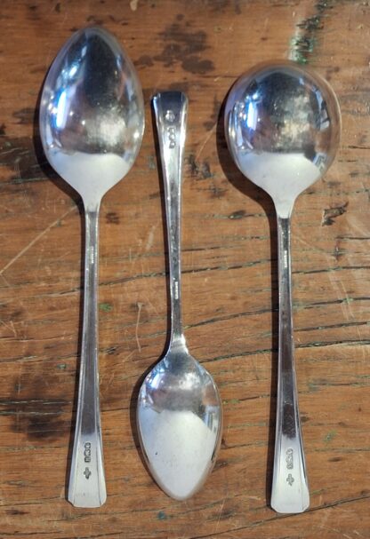 LOT 11 (32181152) Est R70000 to R100000 – A Handsome and Extensive Elizabeth II Silver Art-Deco-style Setting for 12 Canteen of Harley pattern Table Flatware and Cutlery (136pcs) - Image 8