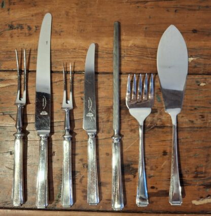 LOT 11 (32181152) Est R70000 to R100000 – A Handsome and Extensive Elizabeth II Silver Art-Deco-style Setting for 12 Canteen of Harley pattern Table Flatware and Cutlery (136pcs) - Image 9