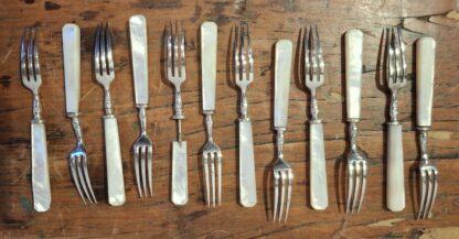 LOT 10 (32181152) Est R3000 to R6000 – 12 x Elizabeth II Silver and Mother-of-pearl hafted Fruit Forks and 12 x matching Fruit Knives (24pcs) - Image 2