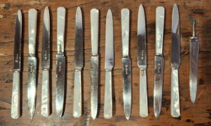 LOT 10 (32181152) Est R3000 to R6000 – 12 x Elizabeth II Silver and Mother-of-pearl hafted Fruit Forks and 12 x matching Fruit Knives (24pcs) - Image 4