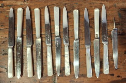 LOT 10 (32181152) Est R3000 to R6000 – 12 x Elizabeth II Silver and Mother-of-pearl hafted Fruit Forks and 12 x matching Fruit Knives (24pcs) - Image 5