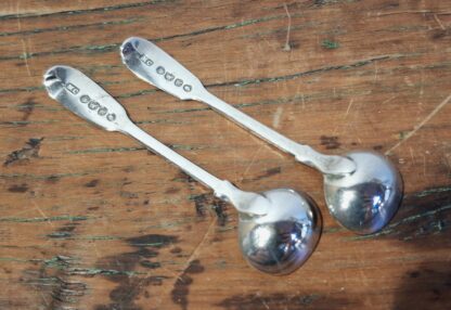 LOT 9 (32181153) Est R300 to R600 – A pair of William IV Silver Fiddle pattern Salt Spoons - Image 2